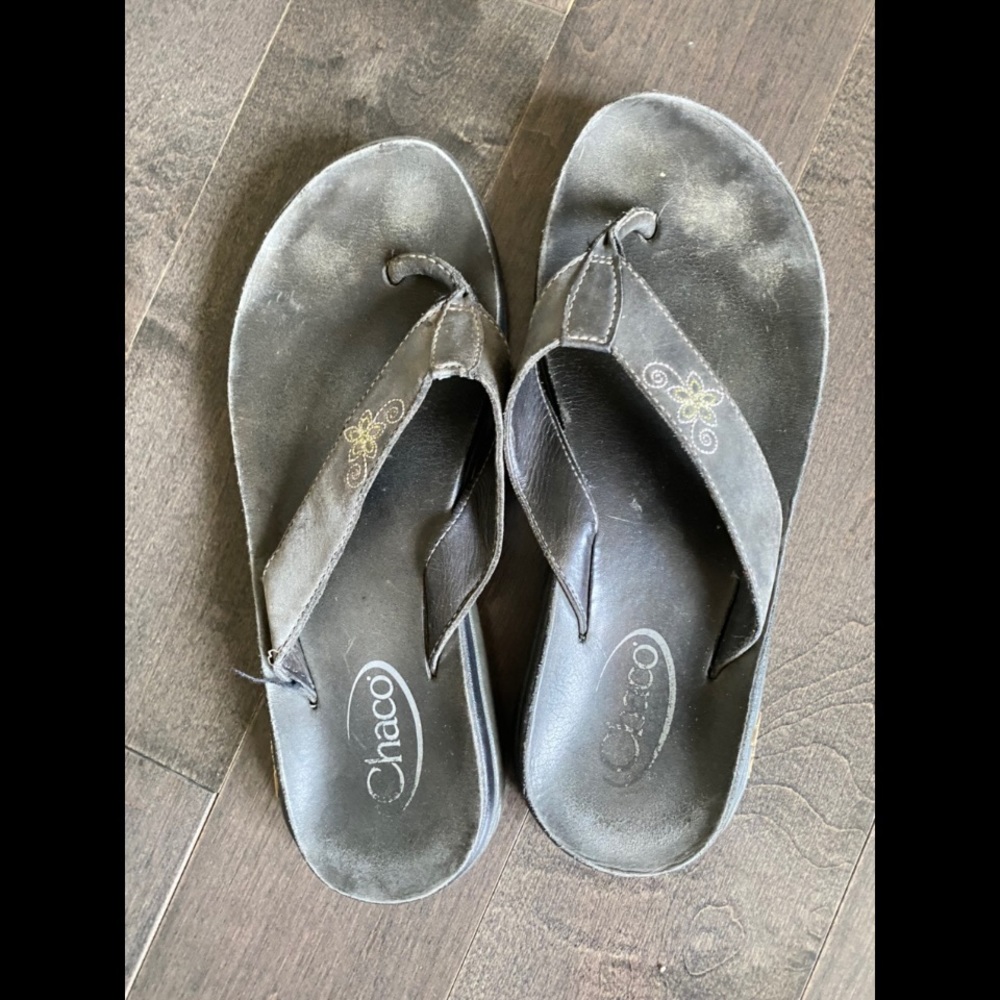 Gray Leather Chaco Women’s Flip Flops. Size 9
